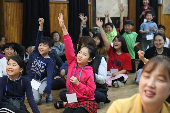 능산초가 진행한 행복감동캠프에 참여한 능산 어린이들의 밝은 모습.