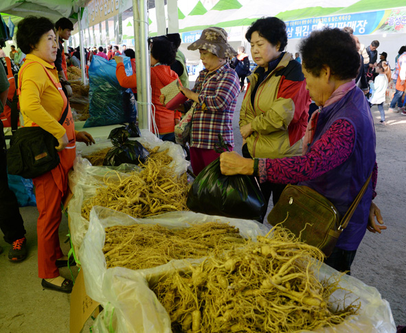 ▲인삼축제장에서 수삼을 구매하고 있는 관광객들 모습.