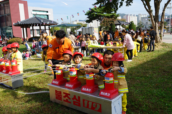 음성소방서가 개최한 119 안전체험한마당 물소화기 체험을 하고 있는 어린이들 모습.