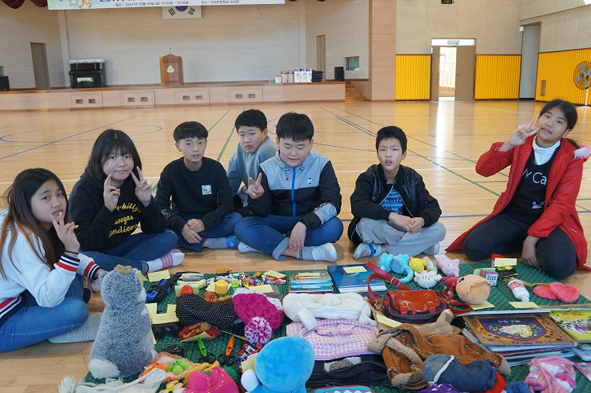 소이초 어린이들이 소이 행복 캠프에 참가하고 있다.