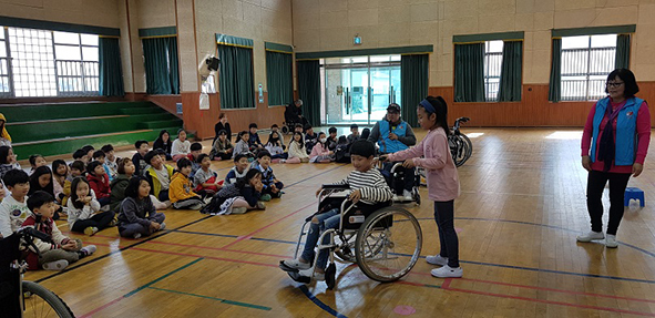 생극초 어린이들이 장애인식 체험교육을 실시하고 있다.