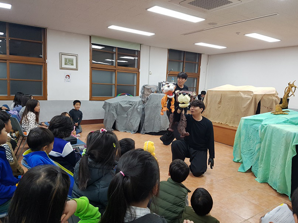 극단 '해보마' 단원들이 원당초에서 연극 공연을 하고 있다.