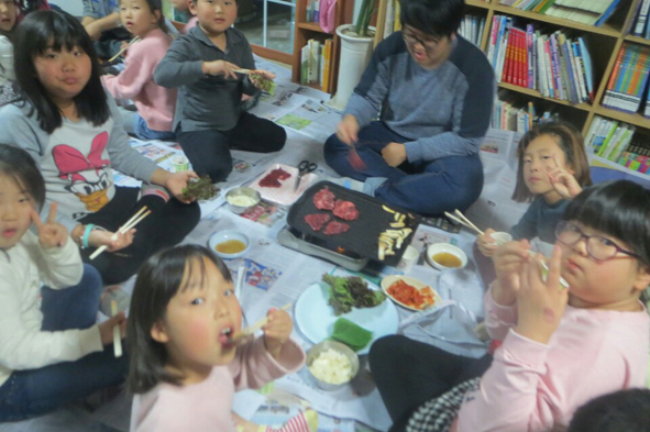 청보리지역아동센터 어린이들이 한우를 먹고 있다.