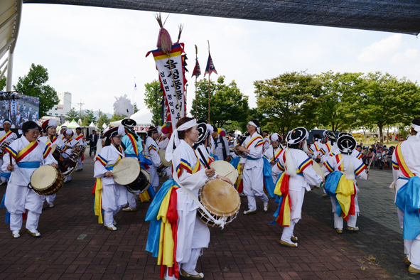 제34회 설성문화제에서 향악당 어우리패가 공연하는 모습.