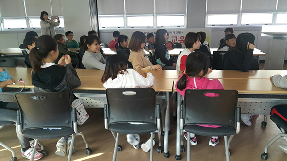 금왕청소년문화의집 방과후아카데미 프로그램에 참여하고 있는 청소년들 모습.
