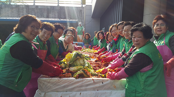김장을 담그고 있는 금왕읍새마을부녀회원들.