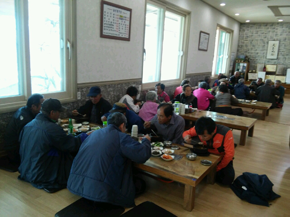 금왕 높은봉가든에서 지역 어르신들이 식사를 하고 있는 모습.