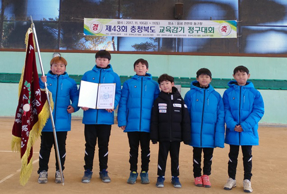 남신초 정구부원들이 교육감기대회 우승 후 기념촬영을 하고 있다.