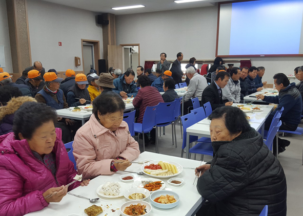 충청중앙감리교회에서 지역 어르신들에게 점심 식사를 제공하고 있다.