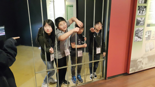 금왕청소년문화의집 청소년들이 서대문형무소 체험에 참여하고 있다.