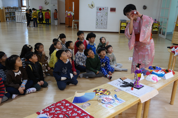 금왕유치원 어린이들이 '다 어울림축제'에 참여하고 있다.