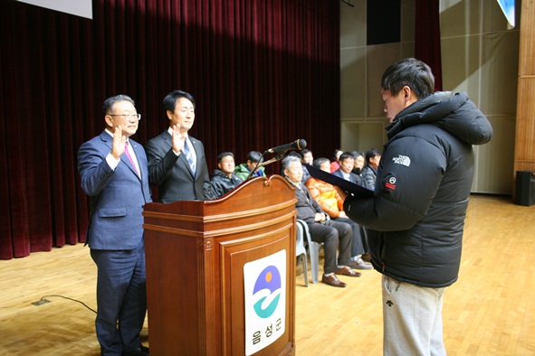 지난대회 직장 우승팀인 삼성초 선생님의 선수대표 선서의 모습.