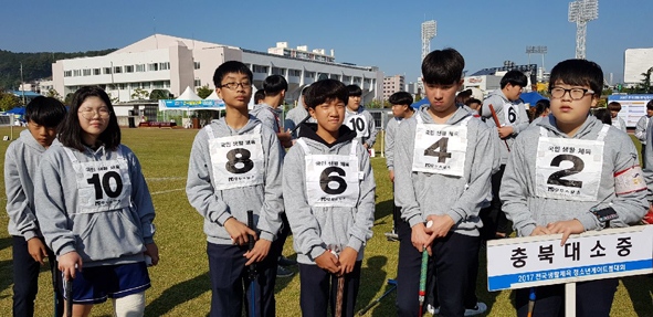 조수민(사진 맨 오른쪽) 군이 대소중 학생들과 함께 전국 청소년게이트볼대회에 출전한 모습.