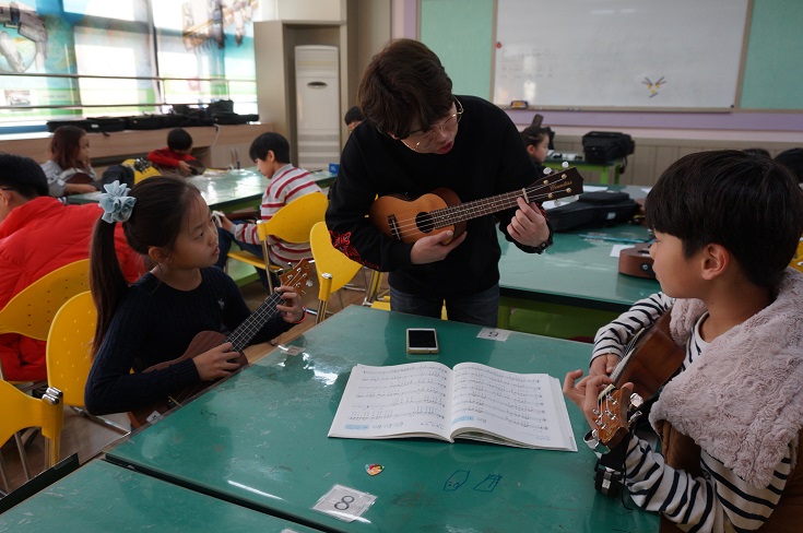 남신초 어린이들이 방과후학교 우크렐레 교실에 참여하고 있다.