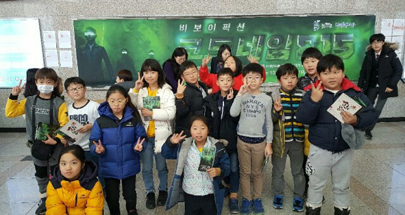 청룡초 어린이들이 '코드네임 815' 공연 관람후 기념촬영을 하고 있다.