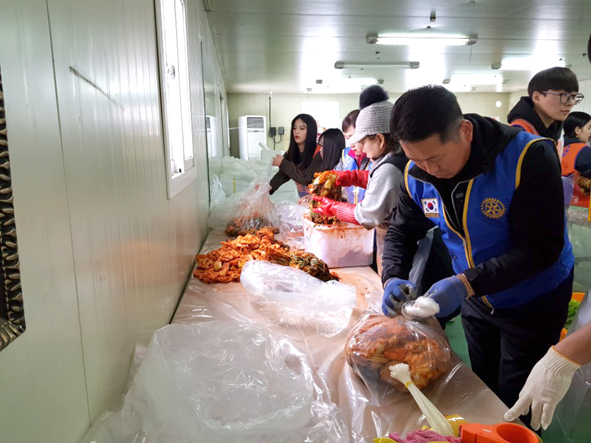 지난 25일, 설성로타리클럽(회장 조용민) 회원들이 용산리 봉학골 군부대에서 500포기 김장을 담그는 모습.