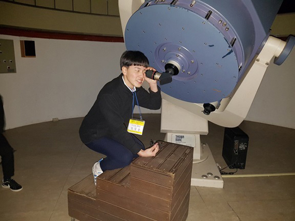 삼성중 학생이 천체를 관측하고 있다.