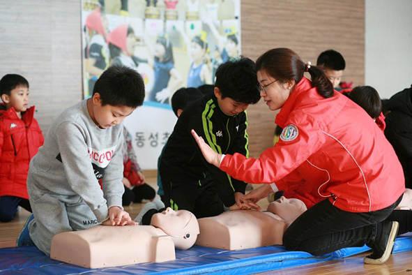 인공호흡 훈련을 하고 있는 동성초 어린이들.