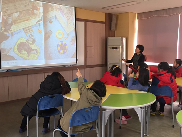 무극초 어린이들이 독서학습을 참여하고 있다.