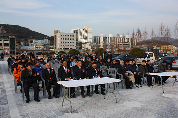 ▲금왕읍소재지 종합정비사업 준공식에 참석한 내빈과 주민들 모습.