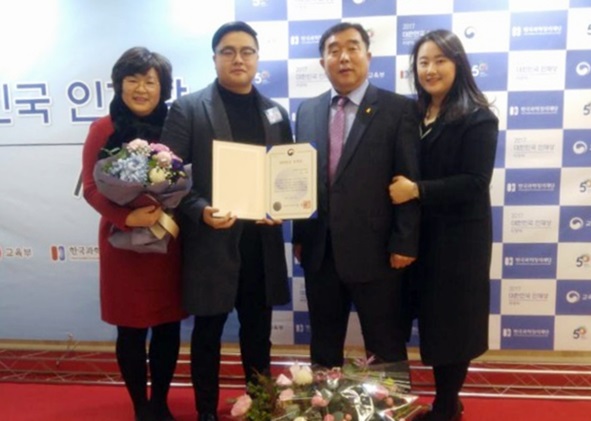 사진설명 왼쪽부터 어머니 김선주씨,장 혁 대표, 아버지 장 권씨, 누나 장에스더.