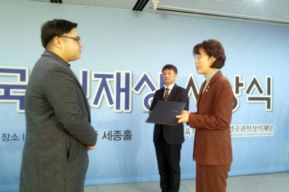 사진설명 왼쪽부터 어머니 김선주씨,장 혁 대표, 아버지 장 권씨, 누나 장에스더.