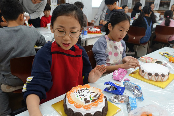 케이크를 만들고 있는 오갑초 어린이들.