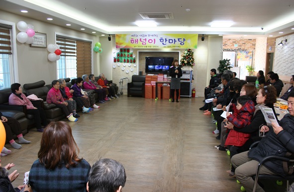 음성노인복지센터(센터장 민경미)는 16일 직원, 입소자, 가족 등 60여 명이 참석한 가운데 ‘제2회 가족과 함께하는 해넘이 한마당’송년회를 개최했다.
