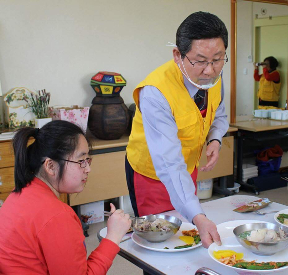음성군장애인복지관에서 식사배식 봉사활동을 하고 있는 한동완 음성군의원.