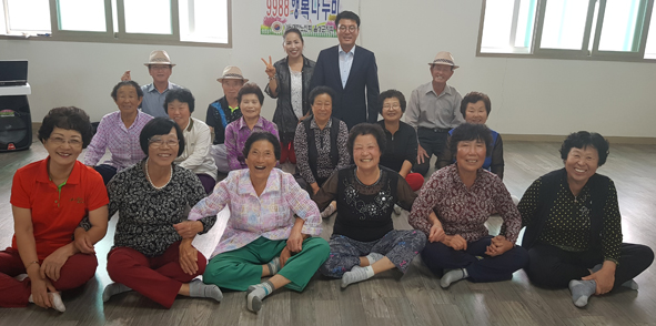 김기창 음성군읍면체육회협의회장이 지역 경로당을 방문해 지역 어르신들과 기념촬영을 하고 있다.