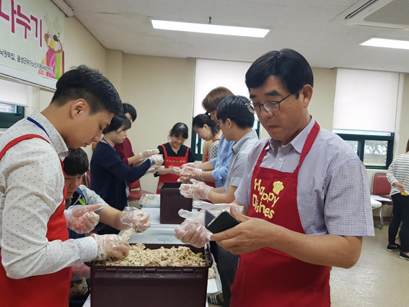 한동희 전 음성군 행정복지국장이 음식만들기 프로그램에 참석해 주민들과 함께하고 있다.