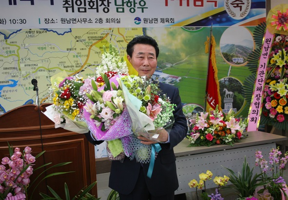 제19대 회장에 취임한 남항우 신임회장이 축하 꽃다발을 받고 환하게 웃고 있다.