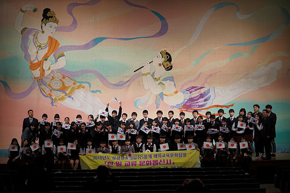 일본교육문화탐방에 참여한 삼성중 학생들이 오사카에서 기념촬영을 하고 있다.