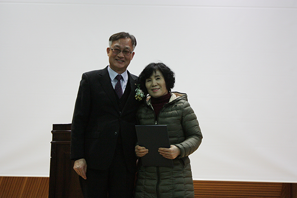 ▲중앙회장장 수상자가 수상후 김효열 이사장(사진 왼쪽)과 기념촬영을 하고 있다.