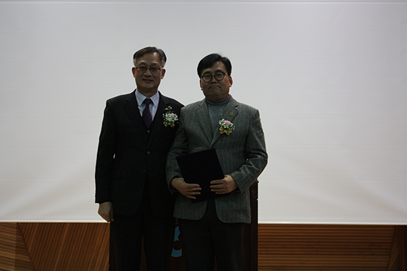 ▲이성규 회원(사진 오른쪽)이 봉사대상을 수상후 김효열 이사장과 기념촬영을 하고 있다.