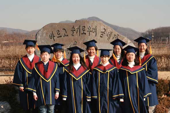 원남초 90회 졸업생들이 졸업식 후 기념촬영을 하고 있다.