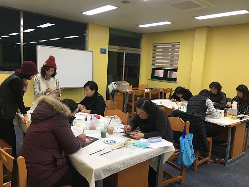 ▲대소도서관 평생학습 프로그램 문화교실에 주민들이 참여하고 있다.
