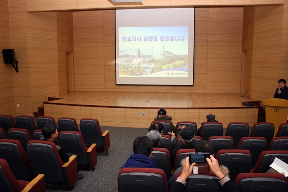 한국지역난방공사 판교지사를 방문해 기업 홍보영 을 관람하고 있다.