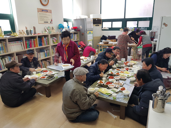 삼성휴먼시아 주민들이 정월대보름날 식사를 함께하고 있다.