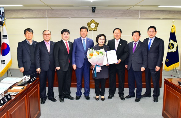 지방의정봉사상 수상 전달식은 3월 15일 의회 소회의실에서 윤창규 의장이 전수했다. (전달식 후 음성군의회 의원들과 기념촬영)