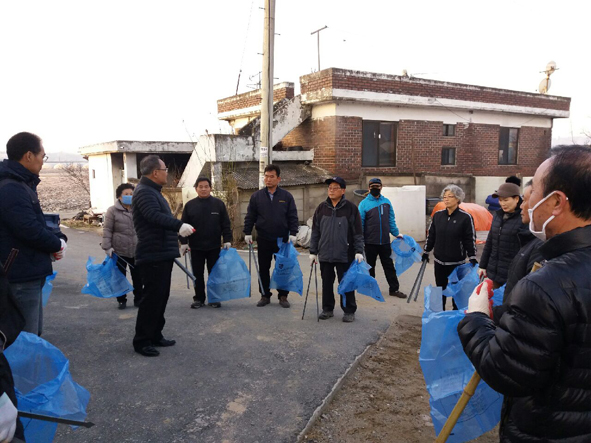 대소면 주민들이 일제 대청소의 날을 맞아 쓰레기 수거에 나서고 있다.