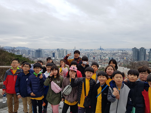 원남초 어린이들이 서울에서 교육활동에 참여하며 기념촬영을 하고 있다.