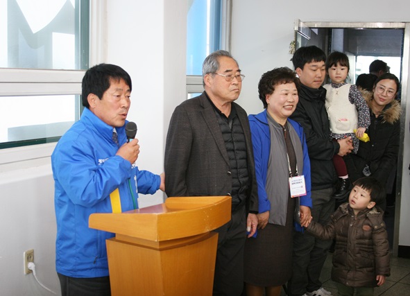 가족을 소개하고 있는 최만수 도의원 예비후보.