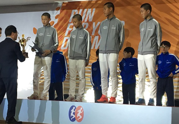 음성중 마라톤 선수들이 코오롱 전국 구간마라톤대회 시상식에서 수상하고 있다.