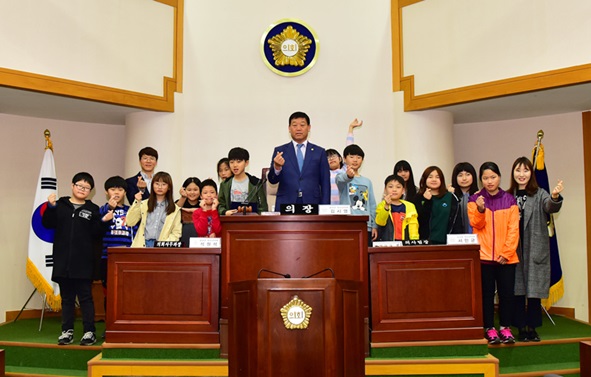 지난 6일 음성군의회 본회의장에서 열린 청소년의회교실에서 윤창규 군의장이 소이초 학생들과 기념촬영을 하고 있다.