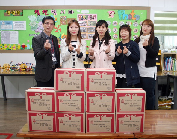 11일 KGC인삼공사(대표이사 김재수) 충북지점은 음성지역아동센터(센터장 박은정)를 방문해 홍삼제품 10박스를 전달하는 등 아이들에게 건강을 선물했다.