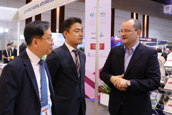 패트릭 바우만 회장이 2020년 충북의 SAC 개최를 위해 충북도 관계자들과 논의하고 있다.