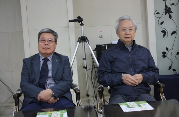 금왕농협 정인걸 조합장(사진 오른쪽)과 김광열 상임이사(사진 왼쪽)가 나란히 앉아 있다.