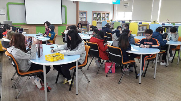 대장초 어린이들이 행복한 아침 열기 독서프로그램에 참여하고 있다.