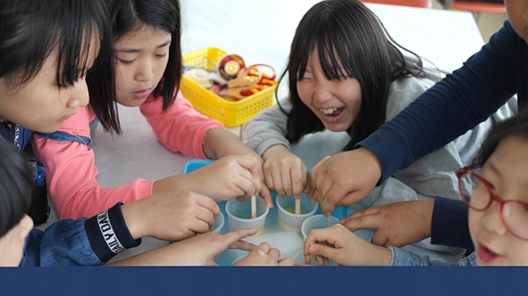 과학의 날을 맞아 재밌게 실험을 하고 있는 부윤초 어린이들 모습.